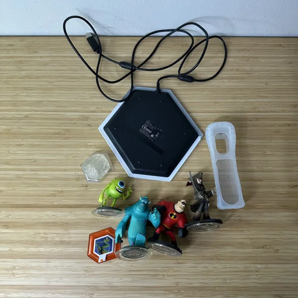 Disney Infinity Base Set USB Portal With 4 Figures Power Discs‎ Wii Game Lot